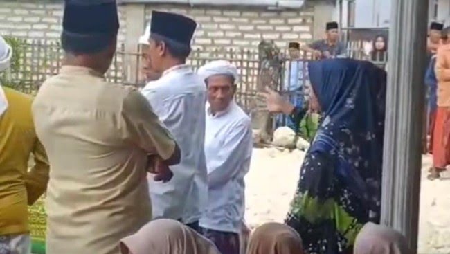 Viral 'Jenazah Ditagih Utang' oleh Emak-emak di Sampang Saat Hendak Dikuburkan